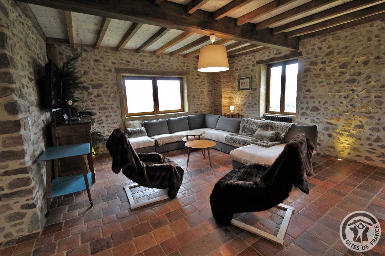 Grand Gîte 'Au Foin Tendre' à Amplepuis (Rhône - Beaujolais Vert - proximité Lac des Sapins) : Salon TV.