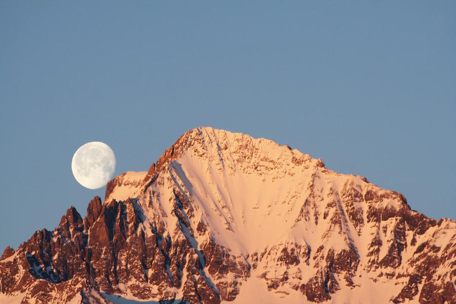 La dent Parrachée avec la lune en fond La dent Parrachée avec la lune en fond
