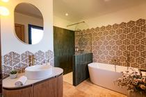 Salle de bain élégante avec douche et baignoire cannelée