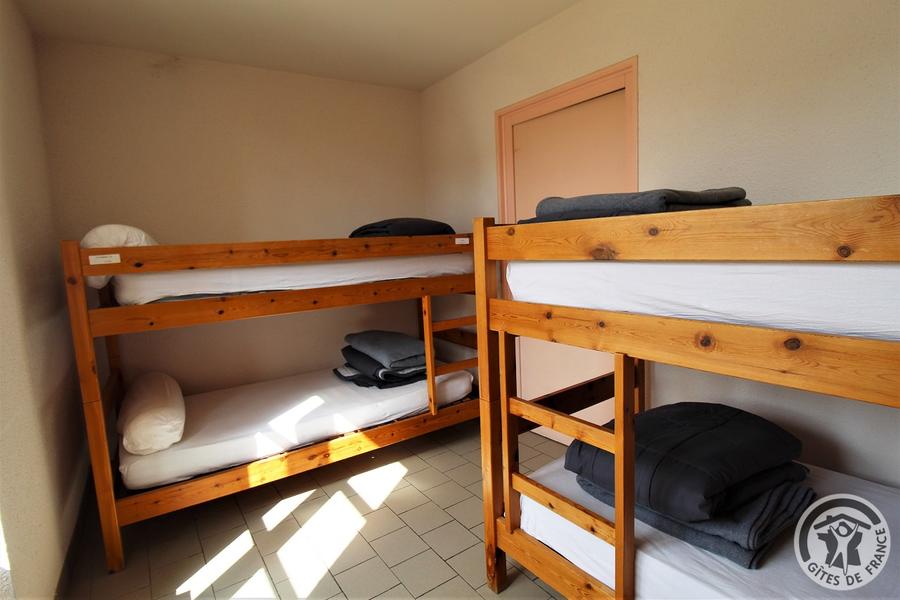 Gîte d\'Etape et de Séjour - 10 personnes à Saint Marcel L\'Eclairé - Haut Beaujolais, dans le Rhône : chambre - 4 personnes (rez-de-chaussée.