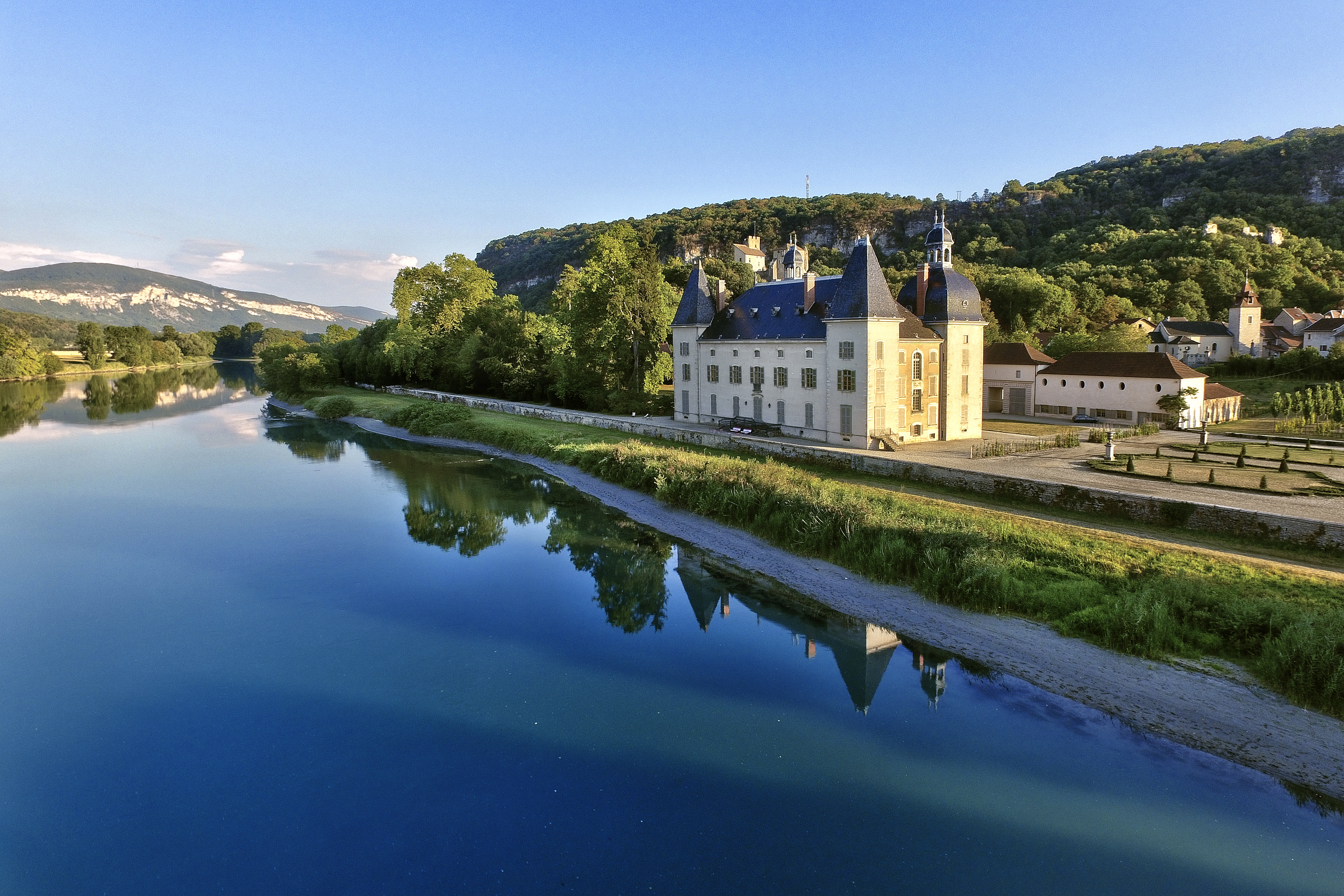 Des bords du Rhône au bois du Serverin : visite guidée de Vertrieu, le village aux deux châteaux