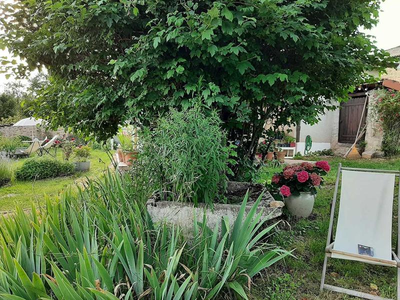 Gîte / Maison de Vacances \'La Maison d\'Ida\' à Meaux la Montagne (Rhône, Beaujolais Vert, proximité du Lac des Sapins) : le jardin. 