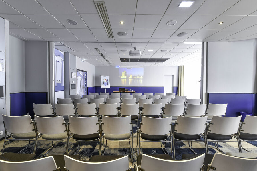 salle de réunion au rez-de-chaussée côté jardin avec vidéoprojecteur