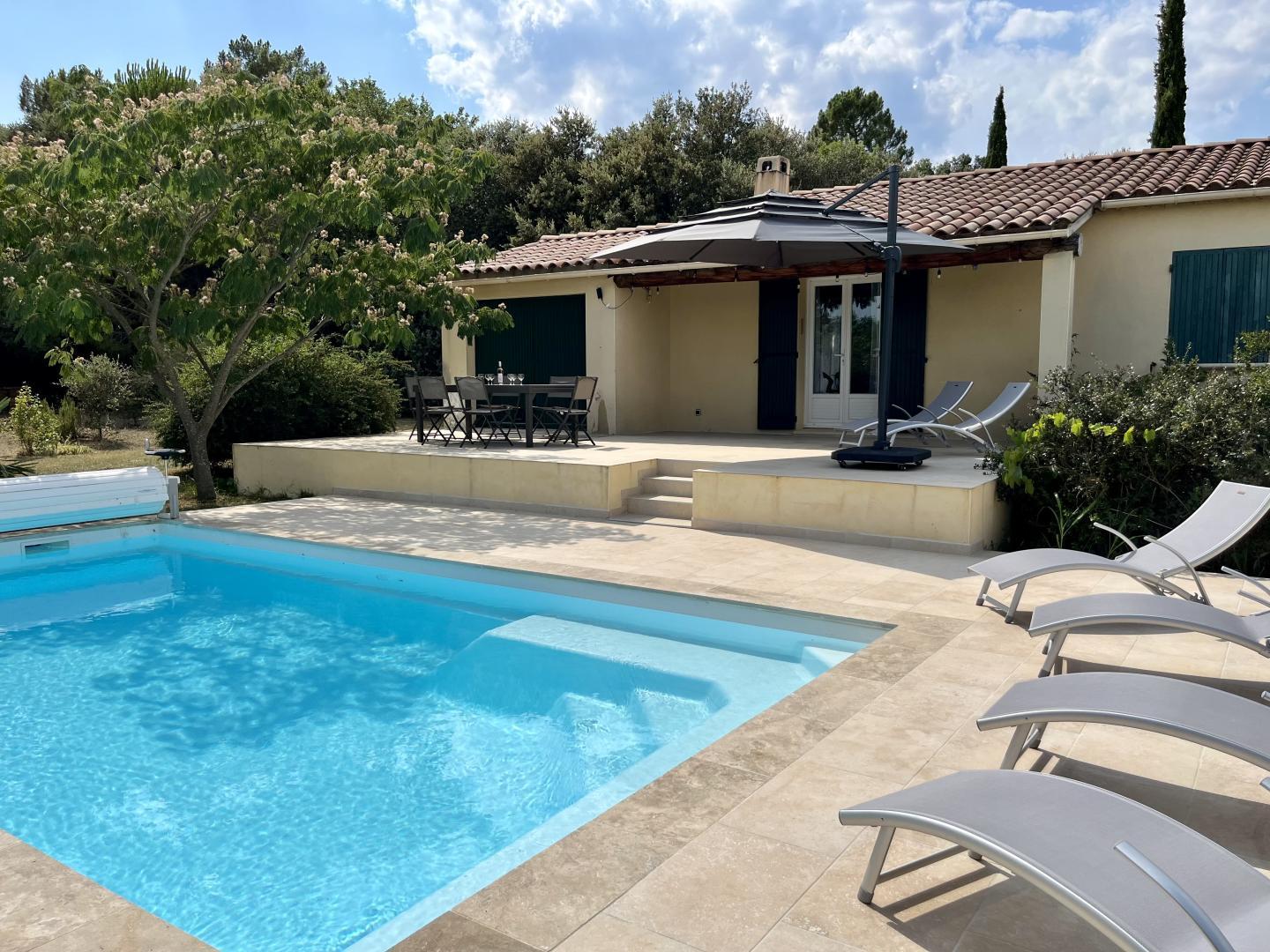 terrasse donnant sur la piscine privative