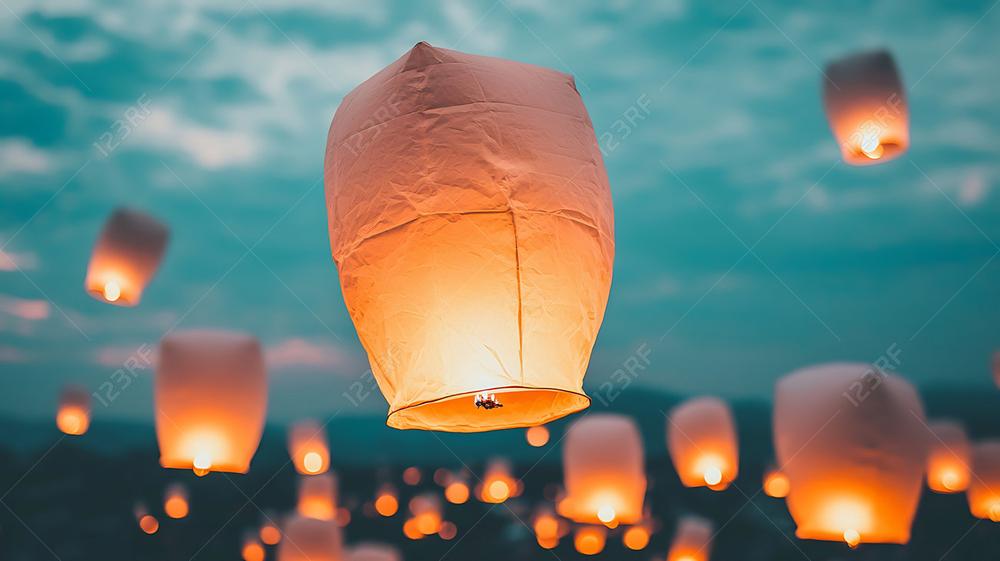 Lâcher de lanternes_Arvieux - © libre de droit