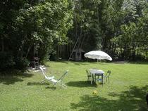 Vue du jardin extérieur, jeux pour enfants, barbecue, table de jardin, végétation