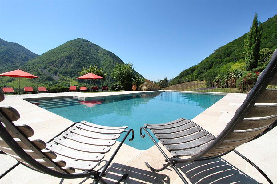 Piscine partagée : mai à sept, 5,5m X 10,5m, profondeurs : min. 1,2m ? max. 2,5m. Chauffage solaire si nécessaire