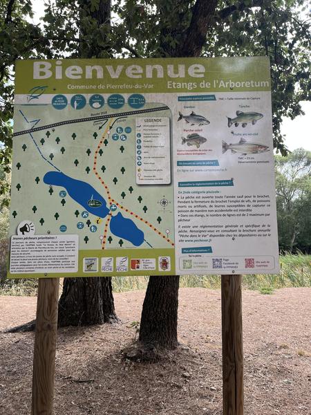 Panneau de présentation de l'arboretum situé à Pierrefeu-du-Var