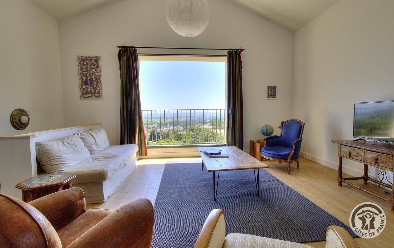 Gîte de la Roche Pilée pour 8 personnes avec piscine à Villié-Morgon, au coeur du Beaujolais dans le Rhône, idéal pour des vacances en famille ou entre amis : le salon à l'étage avec une vue panoramique.