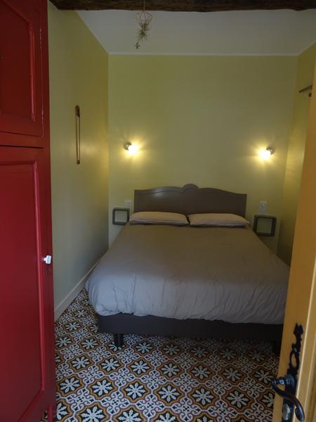 Bonne literie en 140 (draps et serviettes fournis), pièce principale.