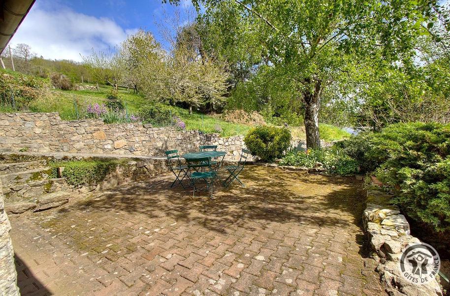 Gîte de la Collonge à Affoux, en Haut Beaujolais, dans le Rhône : la terrasse devant le gîte.