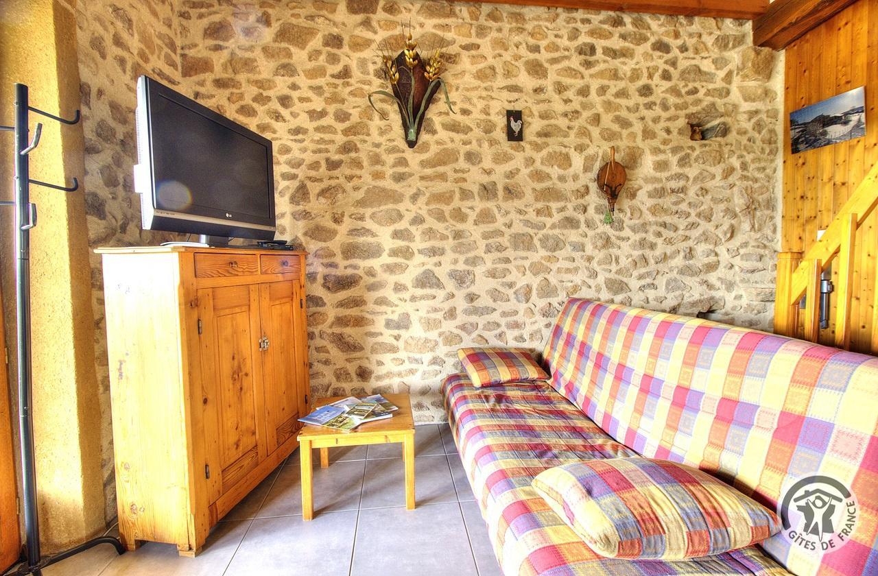 Gîte 'La Montagne' à Thizy-les-Bourgs - La Chapelle de Mardore - proximité du Lac des Sapins, en Haut Beaujolais dans le Rhône : le coin salon (rez-de-chaussée surélevé).