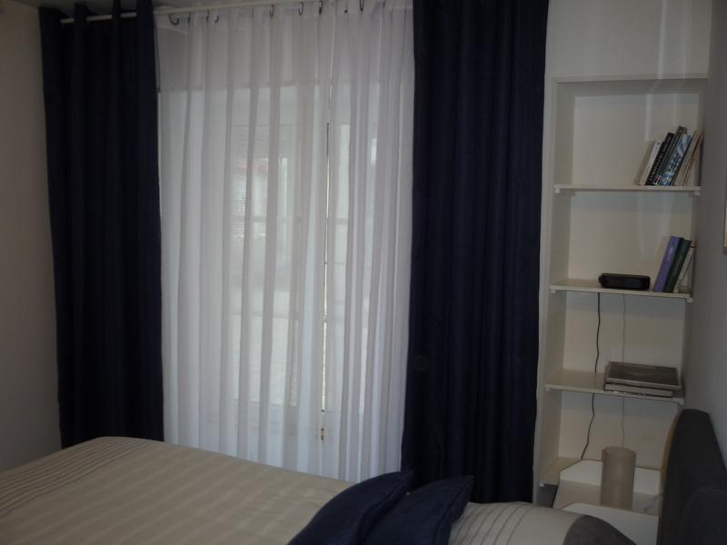 Chambre avec porte fenêtre