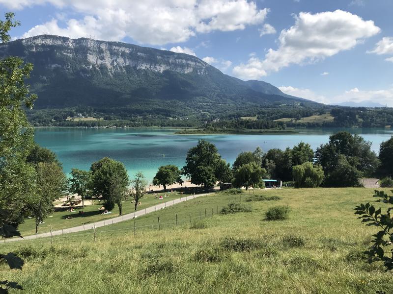 Plage du Sougey à Aiguebelette - Sable et pelouse