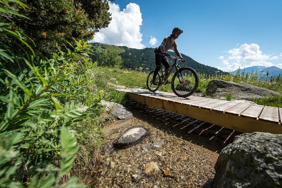 Vttiste sur petit pont en bois