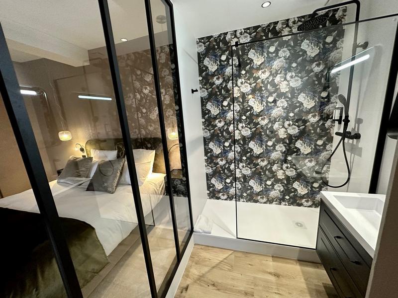 Salle de bain de la chambre deluxe