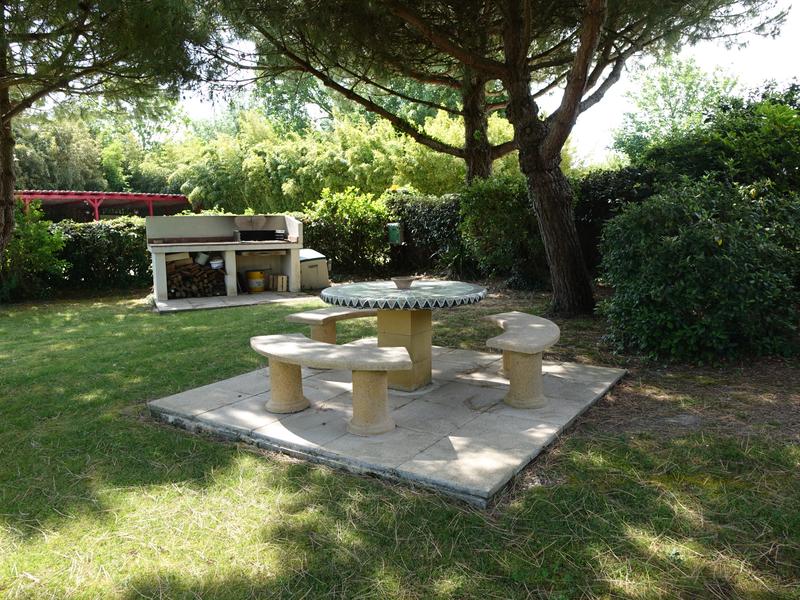 Barbecue avec table et banc en pierre