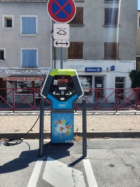 Electric vehicle charging station