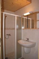 Salle de bains carrelée, bac à douche, évier