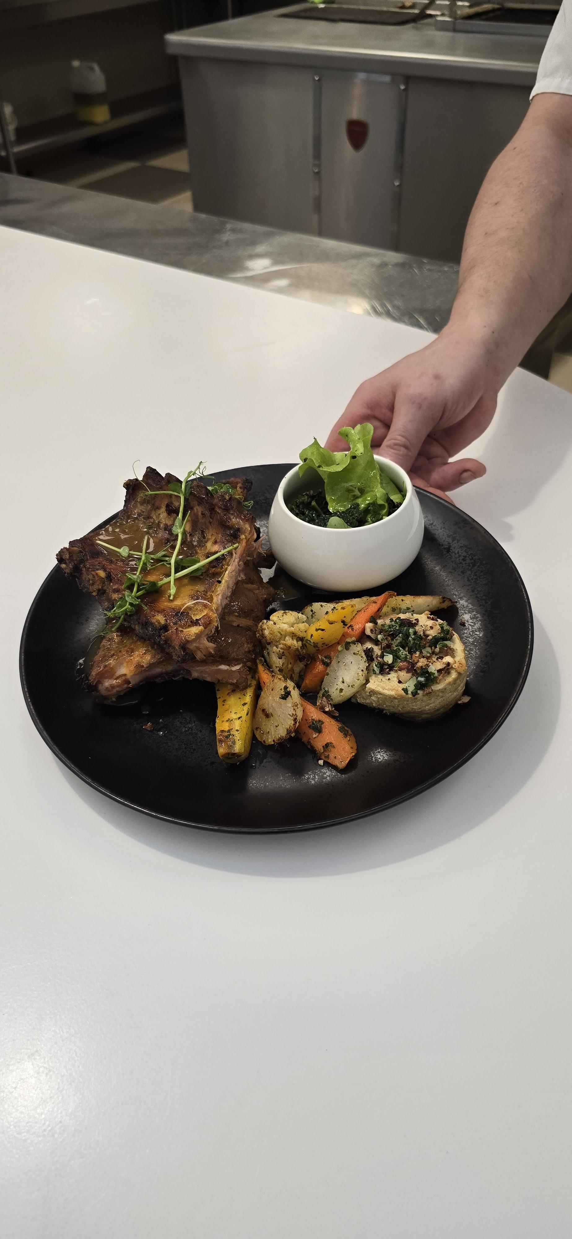 Plat du jour présentant des légumes et de la viande