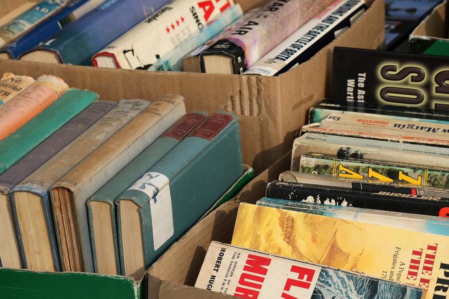 vieux livres vendus dans les brocantes et marchés 