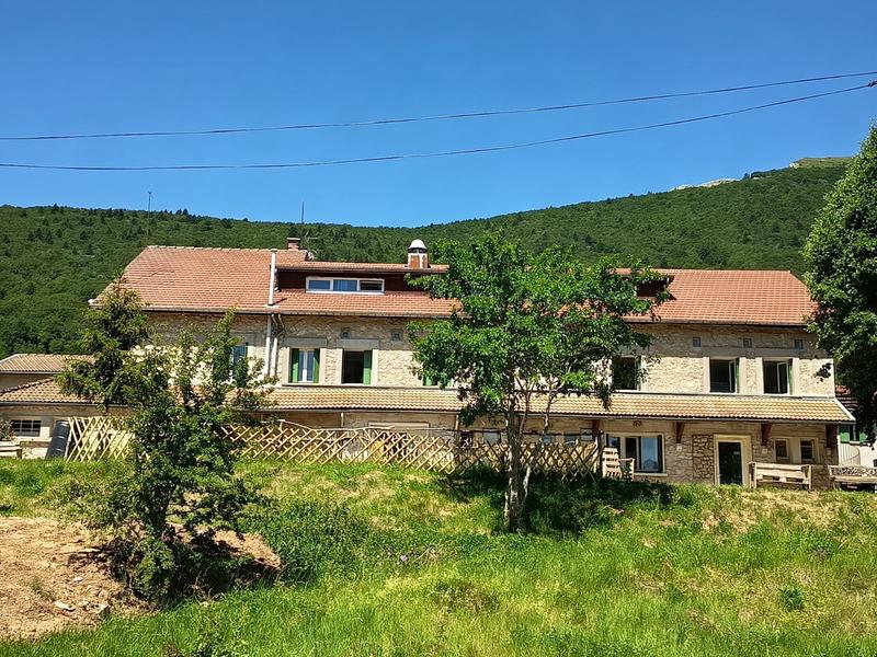 Les abords du Centre, verdoyant, paisible et convivial, entouré de nature.