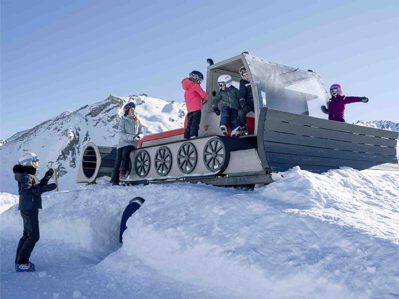 Enfants qui jouent sur la dameuse