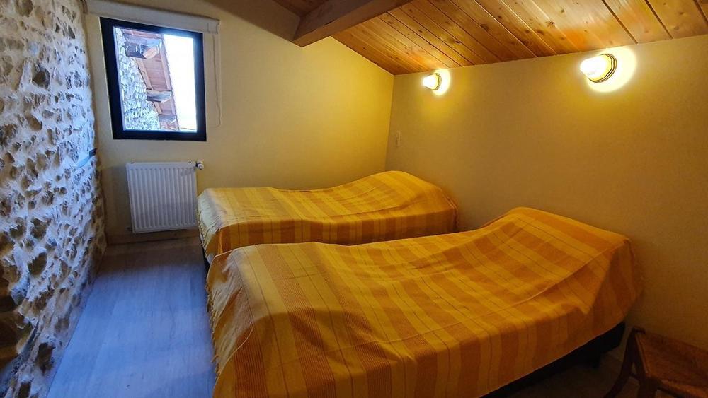 Gîte - 4 personnes - au Grand Peisselay à VALSONNE en Haut Beaujolais : la chambre - 2 lits simples. 