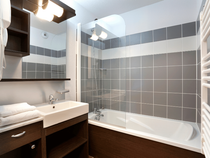 Salles de bains d'appartement, moderne, avec baignoire, éviers, miroirs