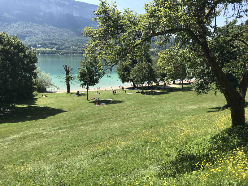Plage en herbe à Aiguebelette