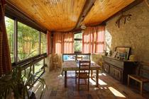 Véranda privative chambre Annie, salle petit déjeuner