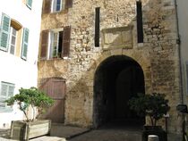 Porte des Alpes au pied de la tour sarrasine - Aups