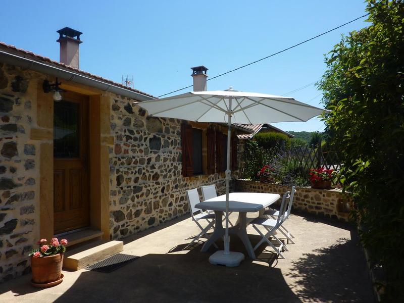 Gîte de Montmenot à Ancy (Rhône - Monts du Beaujolais): la terrasse.