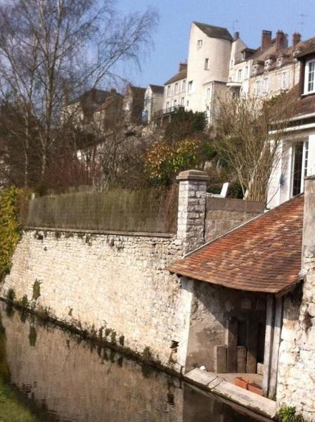 un lavoir sur le "Parcours des lavoirs" à Chateau-Landon