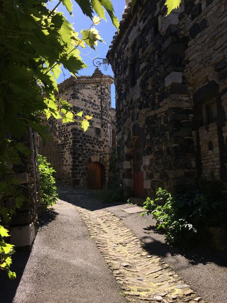 Ruelle du village de Mirabel