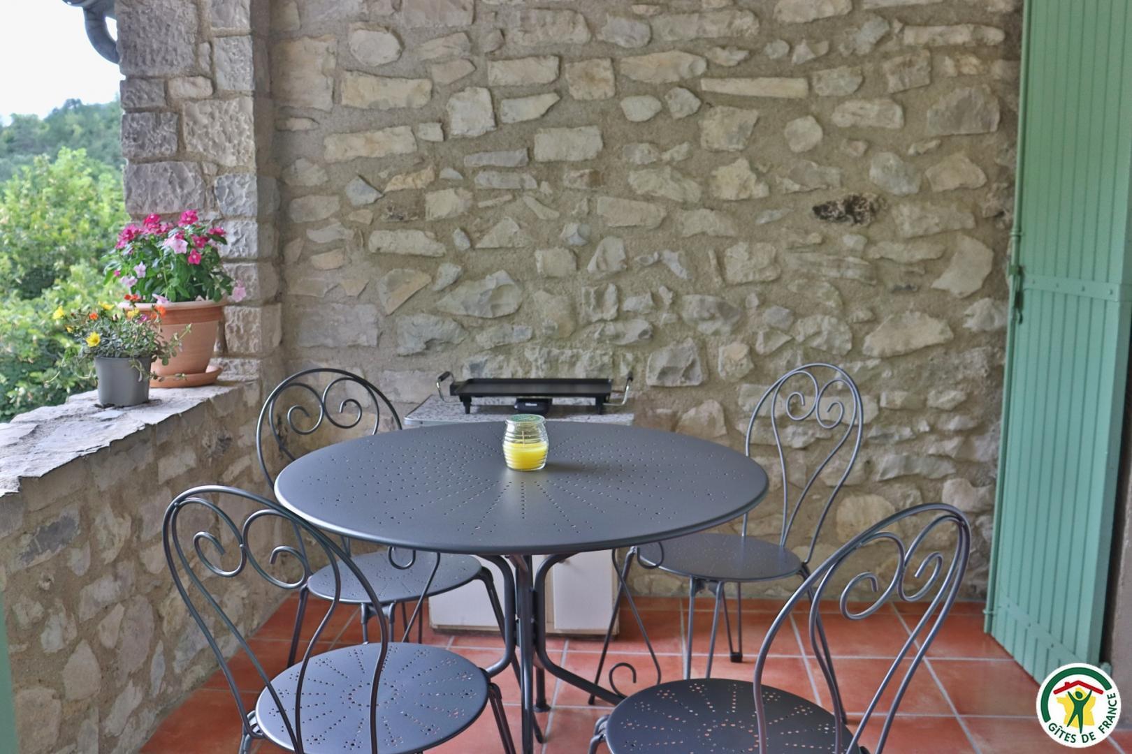 Balcon aménagé avec table et plancha