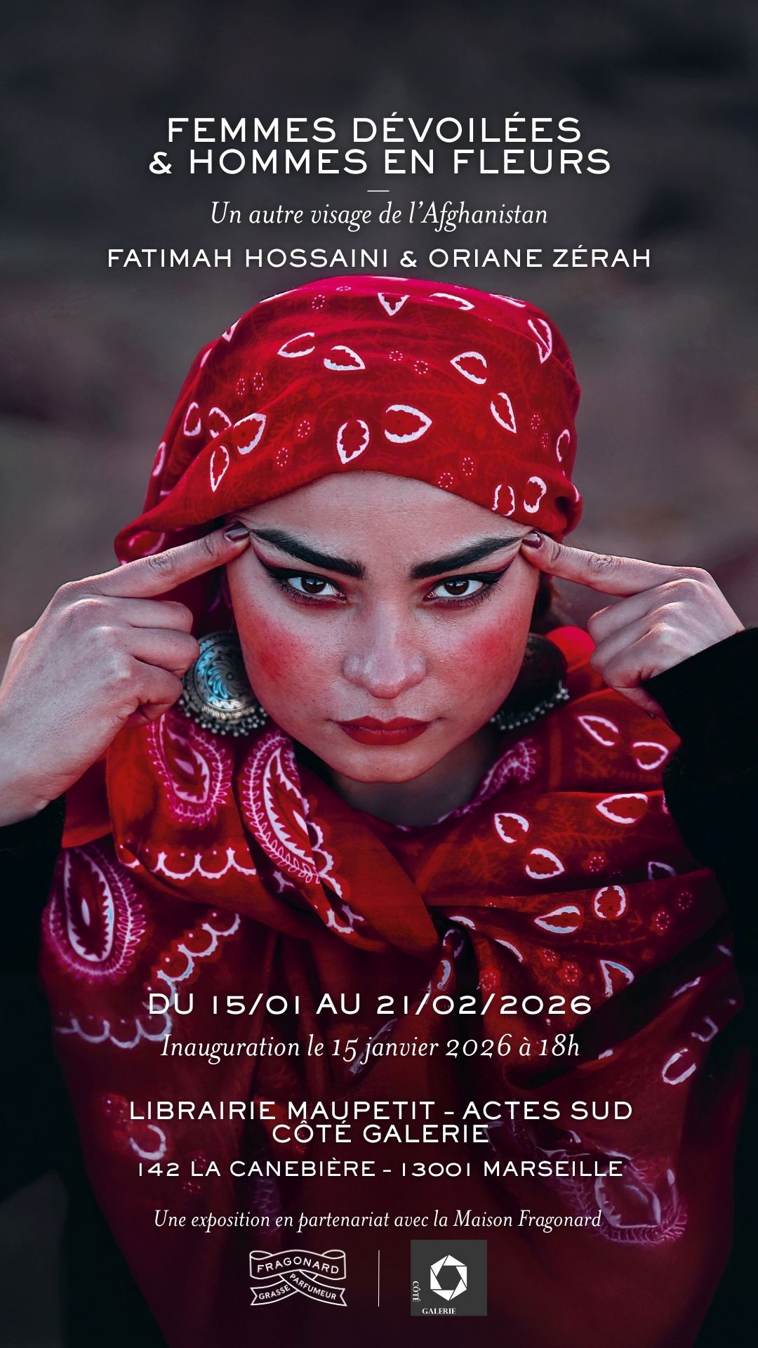 Femmes dévoilées et hommes en fleurs