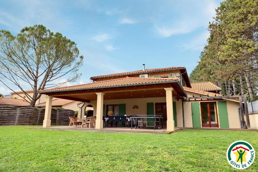 Le gîte et sa terrasse