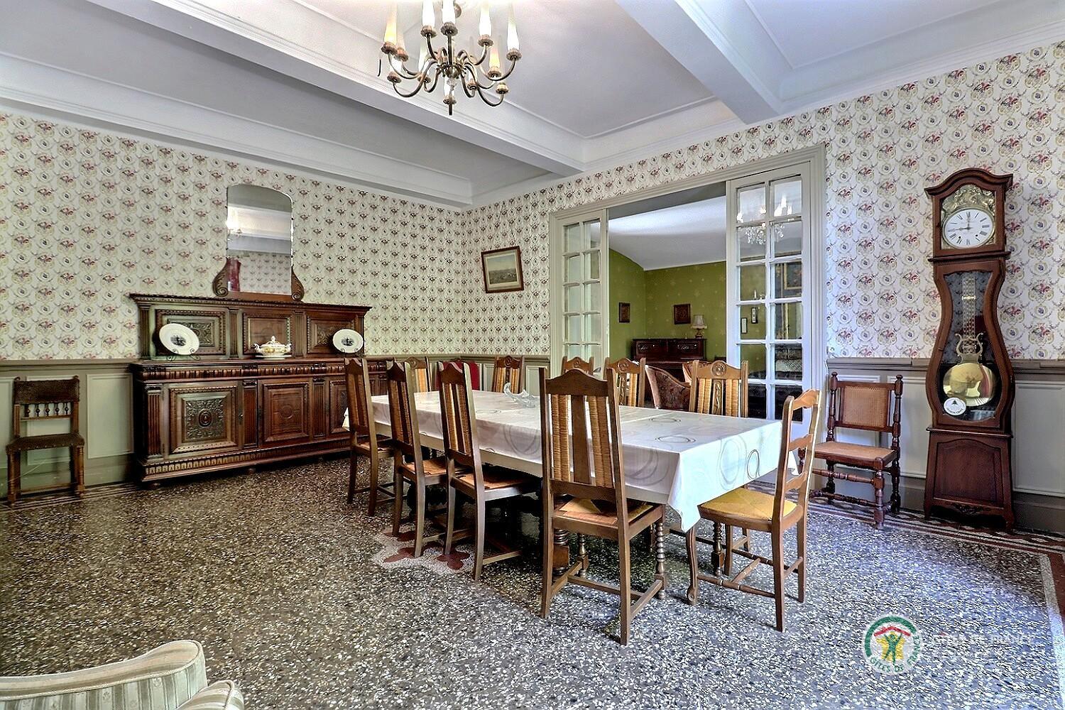 Salle à manger donnant sur le salon et la terrasse