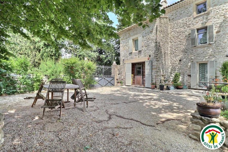 Salon de jardin dédié au gîte, dans la cour commune