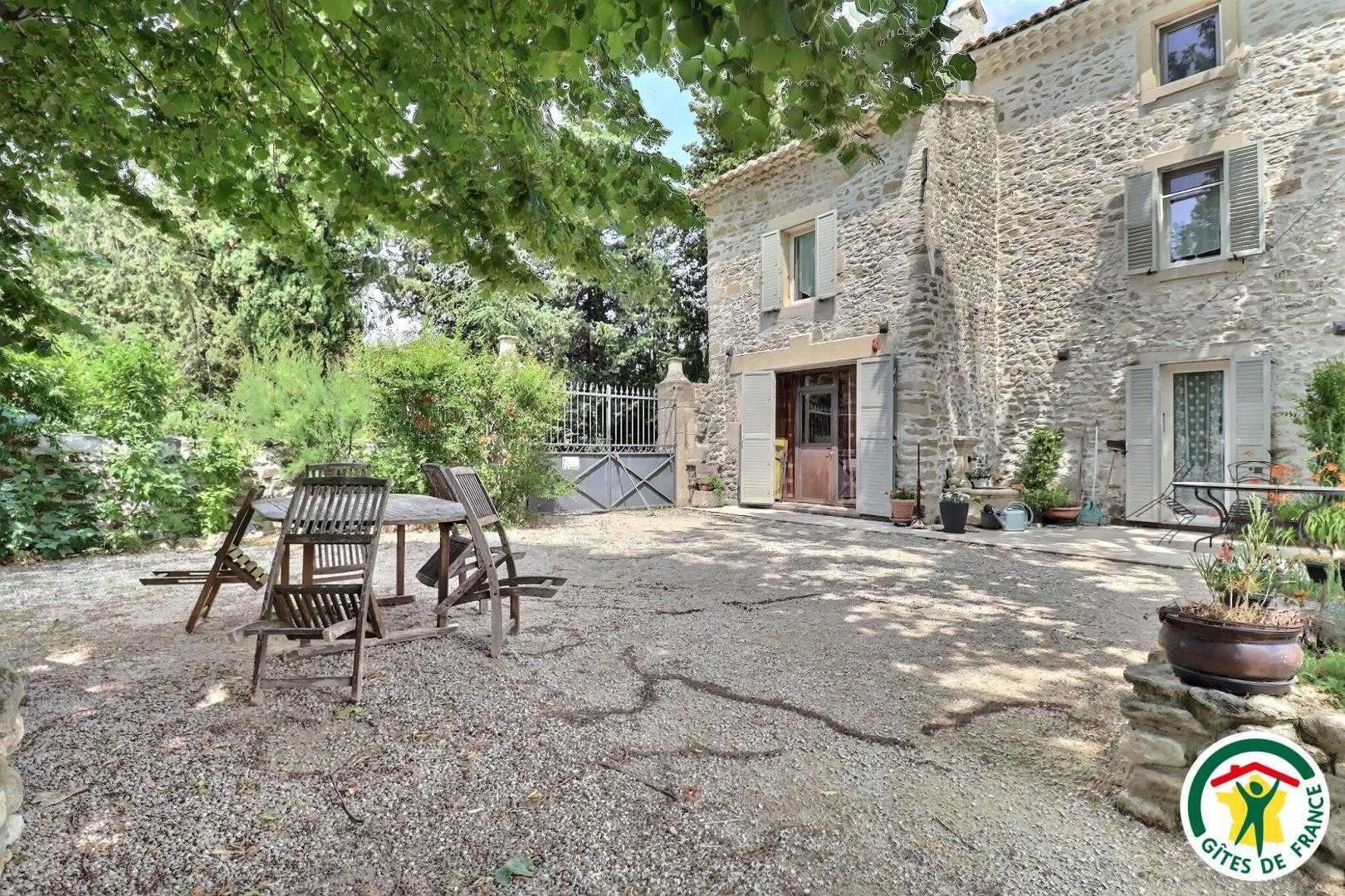 Salon de jardin dédié au gîte, dans la cour commune