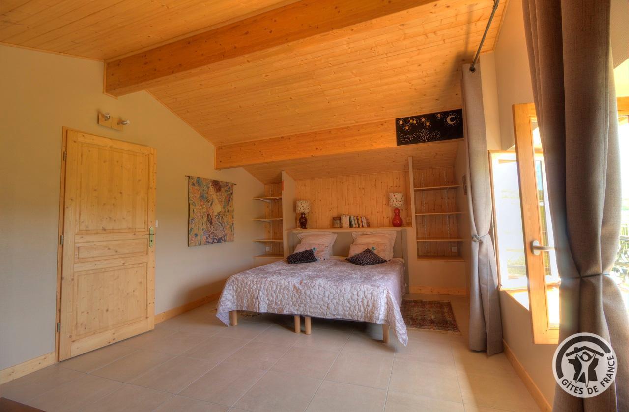 Gîte/ Maison de Vacances 'La Grange du Mathy' à Thurins (Rhône, Sud-Ouest Lyonnais) : Chambre (2 personnes - 1 lit double ou 2 lits simples) à l'étage.