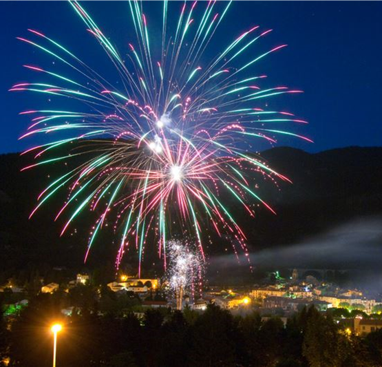 Marché nocturne, feux d'artifices et jeux en bois géants