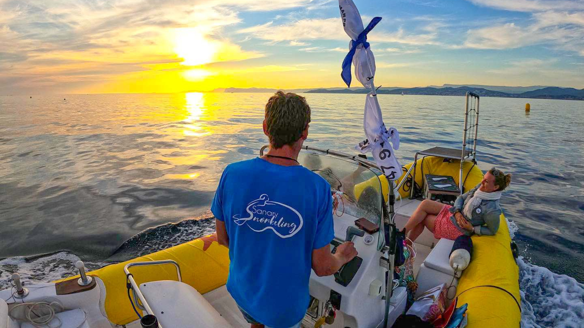 Ausflug zum Sonnenuntergang auf dem Meer