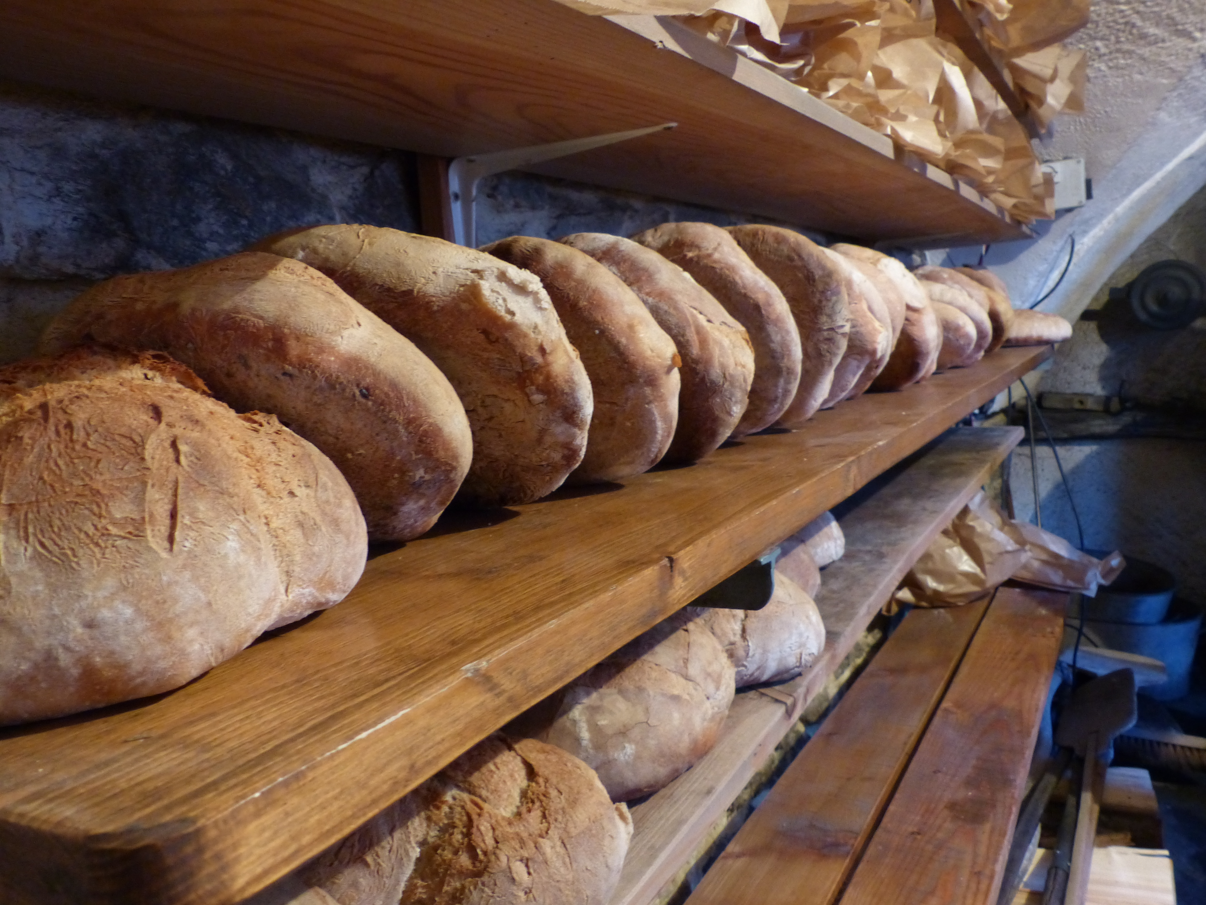 Fournées de pains et de brioches cuites au four à bois