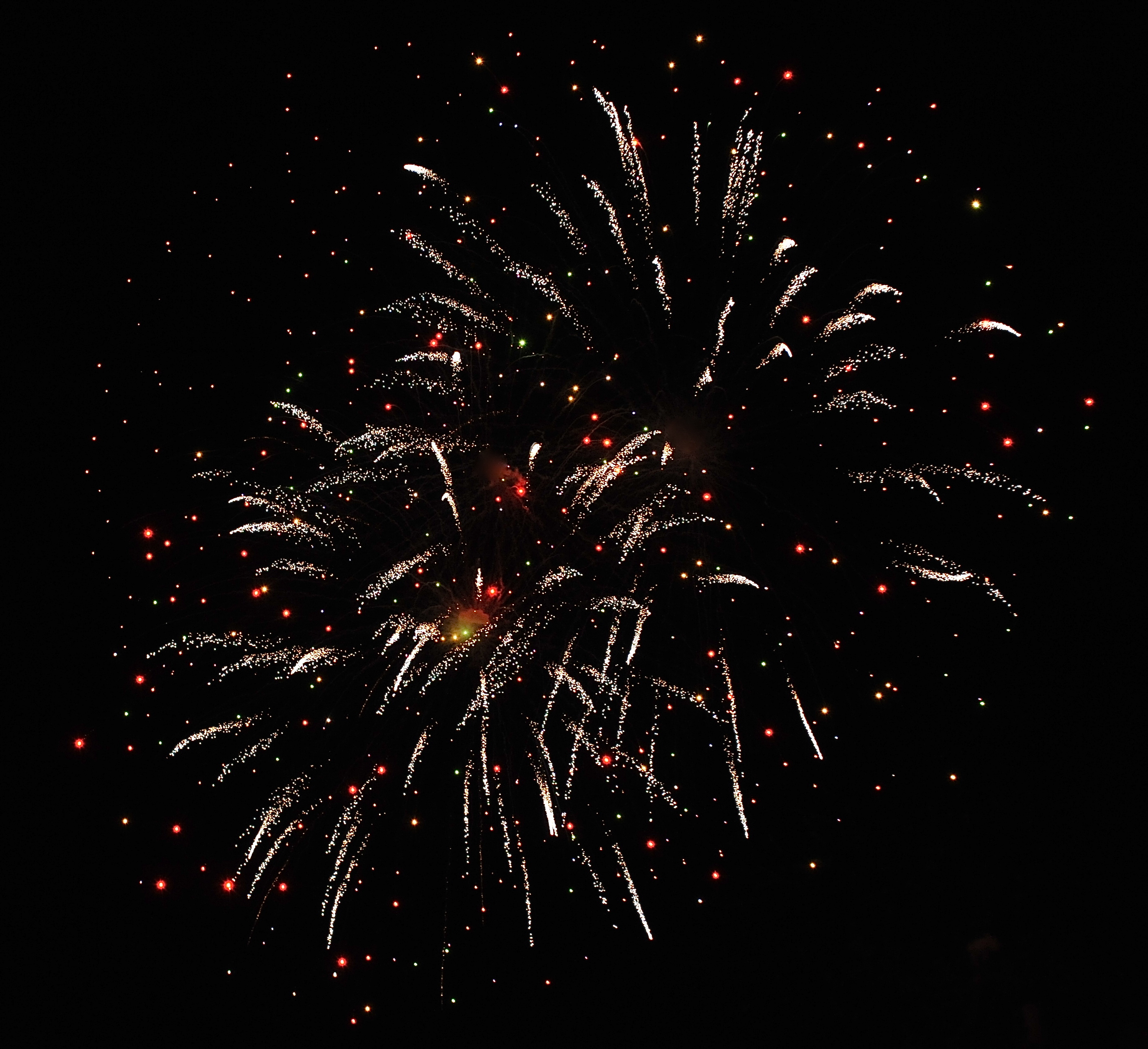 Feux d’artifice. Suivi du bal avec l’Orchestre Eric Ferrari sur la place des Gitans