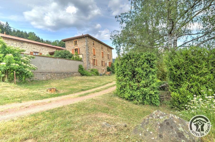 Gîte / Maison de Vacances \'La Glycine\' à Meaux la Montagne en Haut Beaujolais dans le Rhône - Proximité du Lac des Sapins : l\'accès au Gîte.