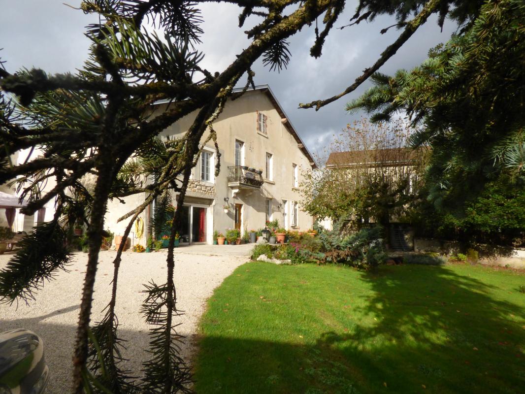 Cette grande maison en pierres de 1836, est un ancien relais de poste, siège d'une entreprise de peignes et lunettes dans les années 50.