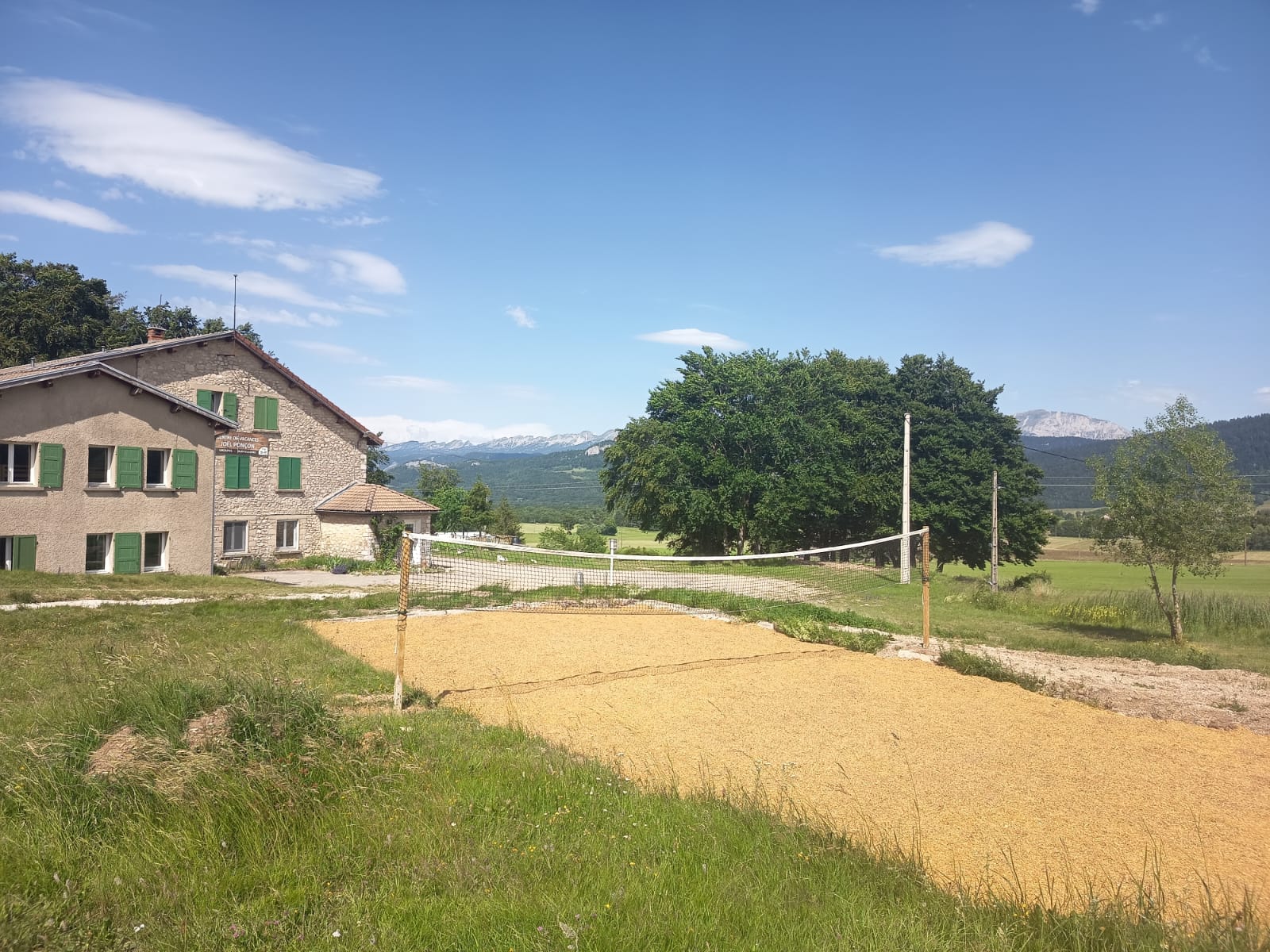 Le terrain de beach volley du Centre de Vacances.