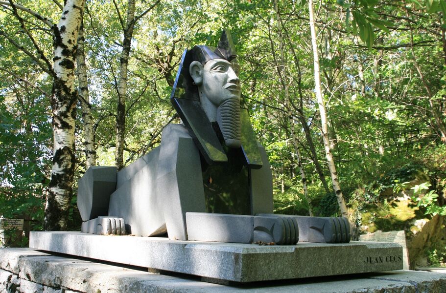 Sphinx devant l'espace Jean Cros